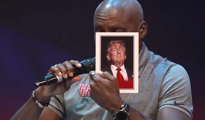 Clamoroso Carl Lewis a Trento: disegna le corna sulla foto di Trump e poi la strappa