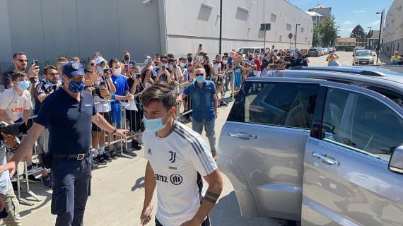 TMW - Juve, Dybala tra i tifosi dopo le visite: foto e autografi della Joya con i sostenitori