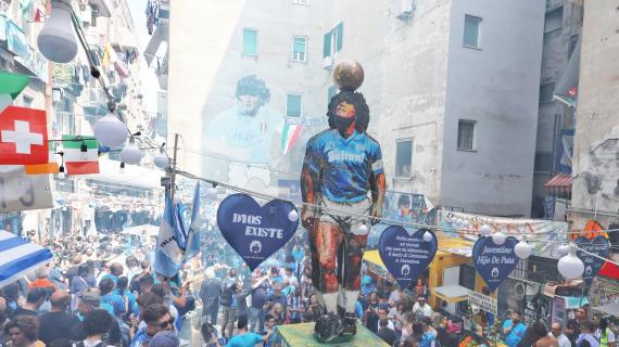 A Napoli inaugurata una statua di Maradona: l'ex compagno Pasculli come testimonial