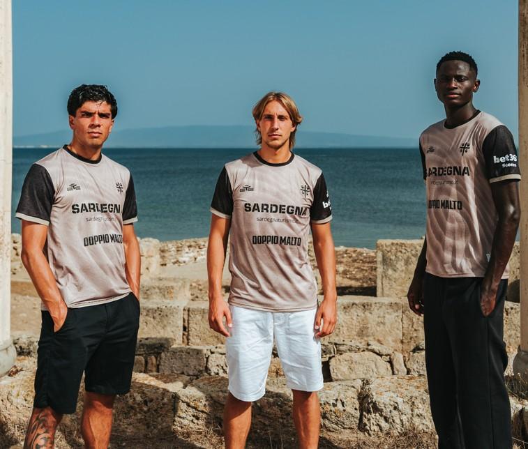 Cagliari, presentata la terza maglia per la stagione 2026/27: è color sabbia