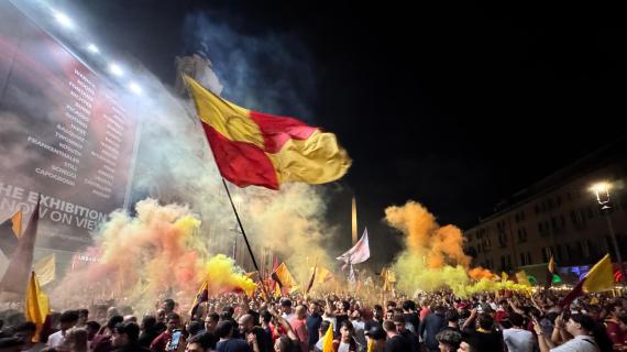 La Roma fa 98 anni, nella notte corteo di festa per le vie della città. Foto e video