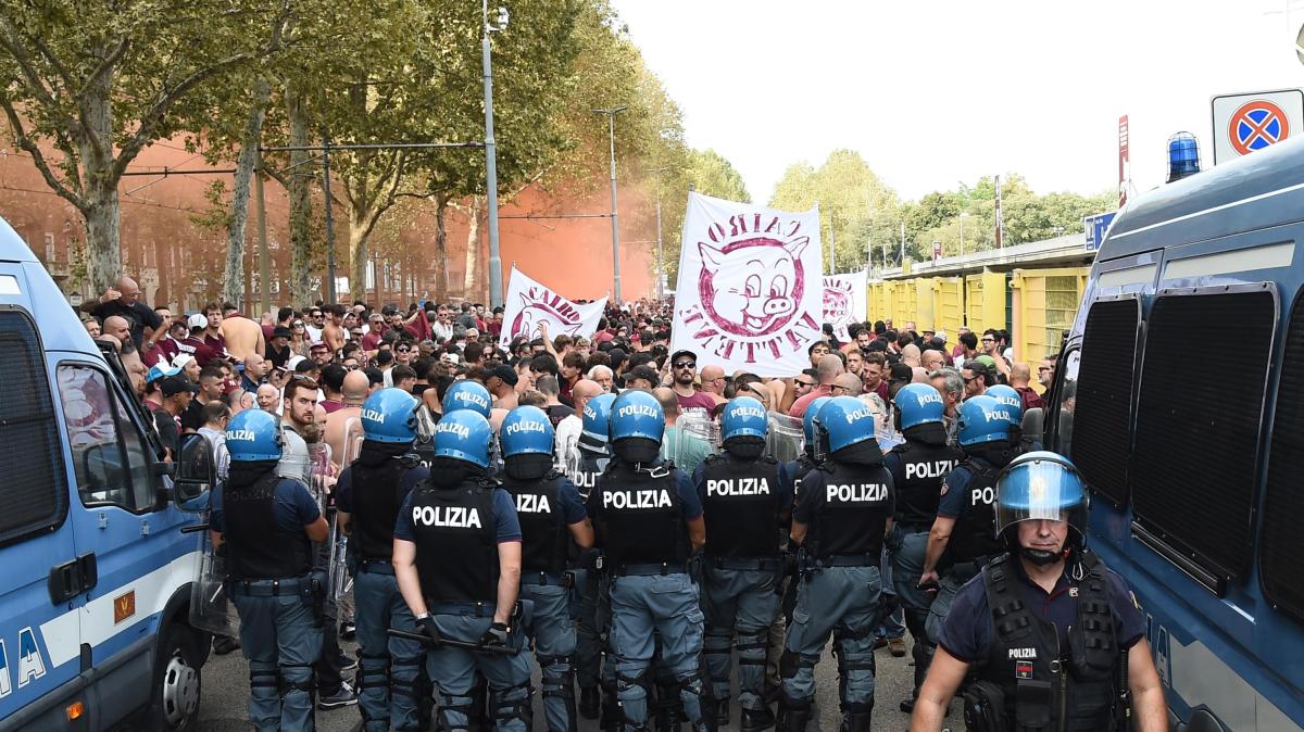 Scontri tra tifosi prima della partita Pisa-Hellas. Il Corriere di Verona: "Guerriglia sotto la Torre"