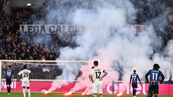 Protesta contro Lega Serie A, lancio di fumogeni: i 2 minuti di sospensione in Atalanta-Lecce