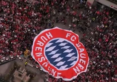 Lo sfottò dell'anno dai tifosi del Monaco 1860 a quelli del Bayern. Direttamente alla parata
