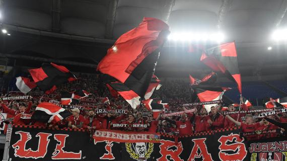 Roma eliminata, a Leverkusen i tifosi festeggiano. E allo stadio parte "Bella ciao"