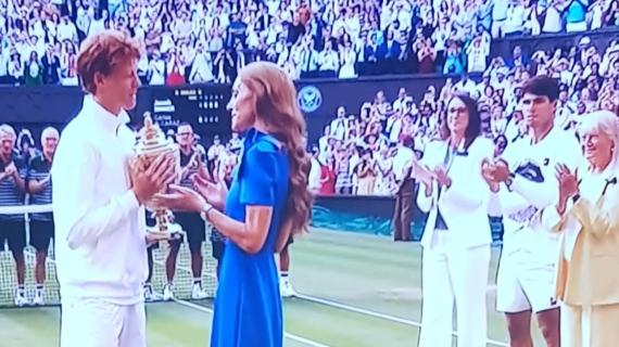 Sinner fa la storia a Wimbledon e il suo Milan si complimenta: "Sei unico Jannik"