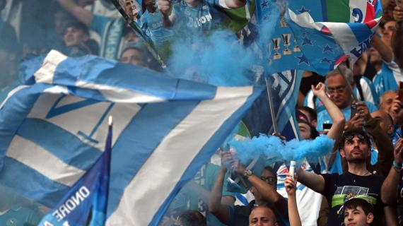 Napoli campione, la festa azzurra scatta anche a Milano in piazza Duomo: le immagini
