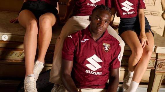 Il Torino presenta la nuova maglia per il 2025-2026: "Profondamente granata"