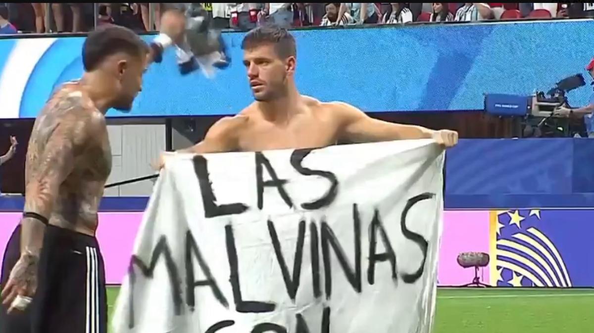 "Le Malvinas sono argentine": i giocatori espongono lo striscione e ora rischiano