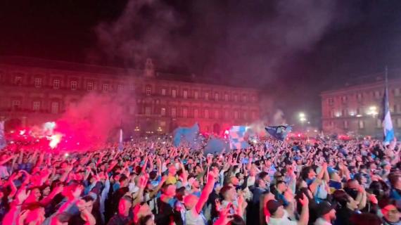 A Napoli continua la festa: l'ovazione in Piazza del Plebiscito alla consegna della coppa