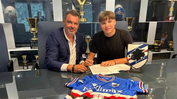 Sampdoria, ecco il centravanti Bacic: la foto della firma con il club blucerchiato