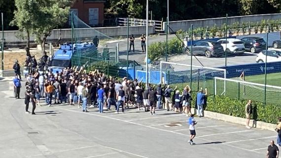 Sampdoria, i tifosi si fanno consegnare le maglie dalla squadra: "Non vi appartiene"
