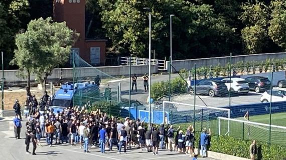 Contestazione in casa Samp. I tifosi si fanno consegnare le maglie: "Indegni di vestirle"