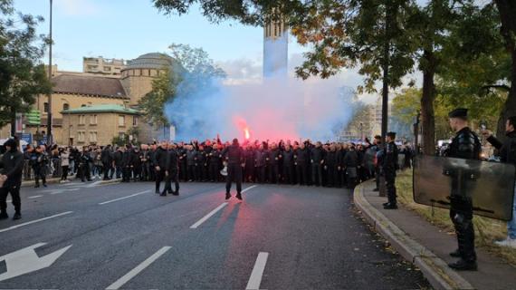 TMW - Corteo di tifosi del Milan verso il Parco dei Principi: cori contro PSG e Napoli