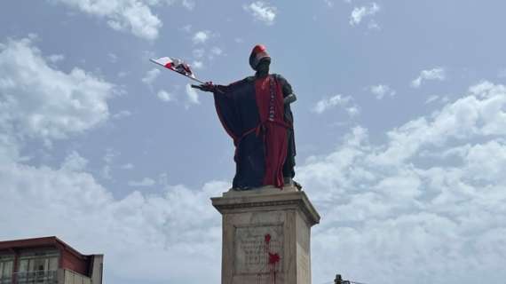 Cagliari, la statua di Carlo Felice vestita di rossoblù per celebrare la salvezza