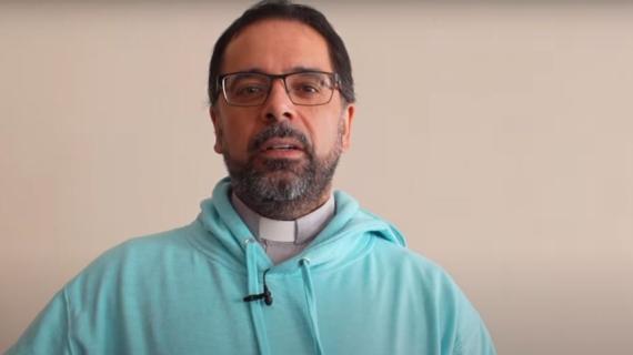 ESCLUSIVA TMW - La fede: cattolica e rossobù. Il prete tiktoker Don Fiscer racconta la A del Genoa