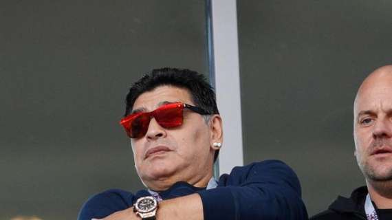 Maradona show dopo il 3-0: balla nello spogliatoio, canta in conferenza