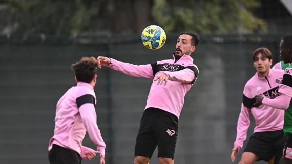 Serie B, un Bari eroico in nove uomini ferma il Palermo: 0-0. Di Mariano spara il rigore alle stelle