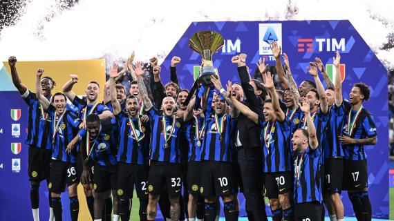Inter, festa a San Siro: Lautaro e Inzaghi alzano lo scudetto. Le immagini della premiazione