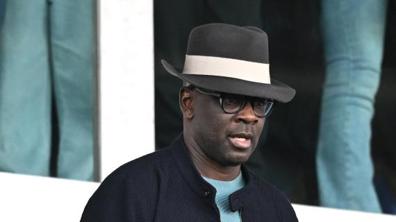 Show di Thuram contro il Barça: le immagini dell'abbraccio con papà Lilian dopo la gara