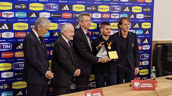TMW - Napoli, il sindaco Manfredi e De Laurentiis consegnano la medaglia della città a Gravina