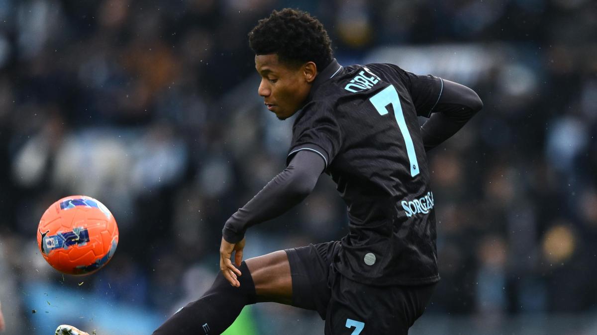 Problema fisico per Neres: l'esterno del Napoli lascia il campo, Conte inserisce Mazzocchi