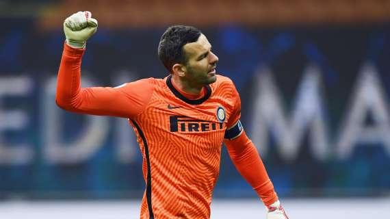 Inter, buone notizie per Handanovic: il portiere è risultato negativo al tampone