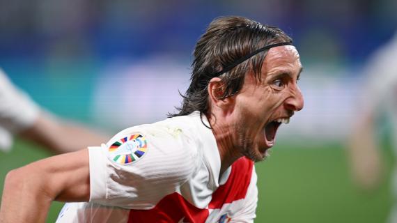 Repice elogia Modric per la carriera: "Non smettere mai". Il croato: "Grazie, tributo meraviglioso"