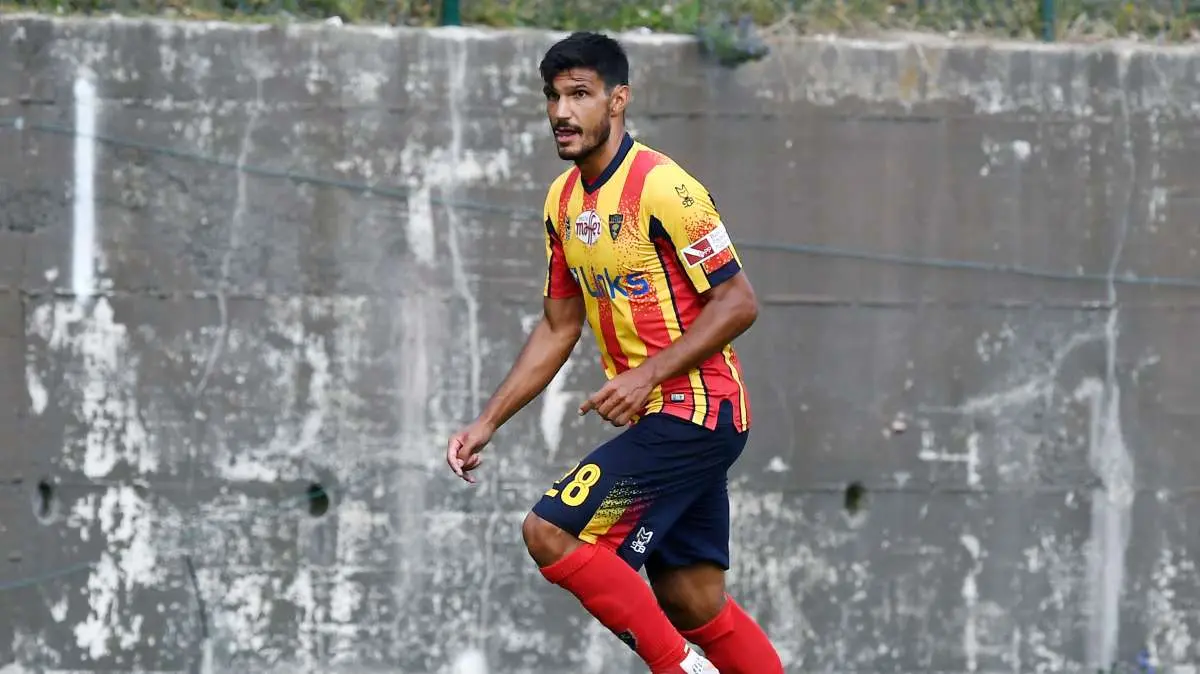 Lecce, Tuia salta la Reggina: risentimento al bicipite femorale con edema per il difensore