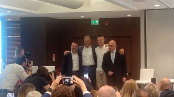 Milan, Van Basten sul palco si rivolge a Camarda: "Hai un grande futuro davanti a te"