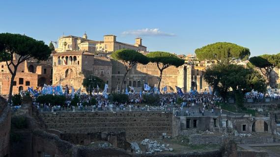 Lazio, 10mila tifosi al Campidoglio per contestare Lotito: "La politica lo deve togliere"