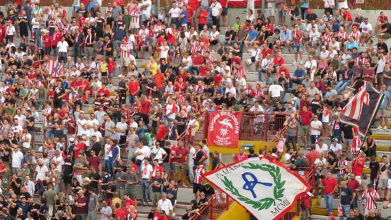 Vicenza, la protesta dei tifosi per la gara alle 14: "Men at work. Il calcio è della gente"