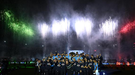 Napoli si sveglia campione d'Italia. Il delirio nella notte per la festa scudetto: le immagini