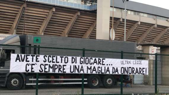 TMW - Lecce, striscione polemico dei tifosi: "Avete scelto di giocare... Maglia da onorare"