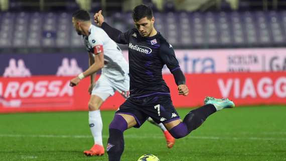 Fiorentina, Jovic out per un colpo subito nella rifinitura: condizioni da valutare