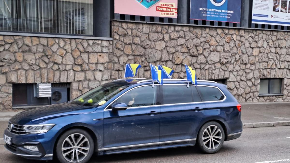 Bandiere bosniache e caroselli a Zenica aspettando l'Italia. Attese migliaia di persone in città