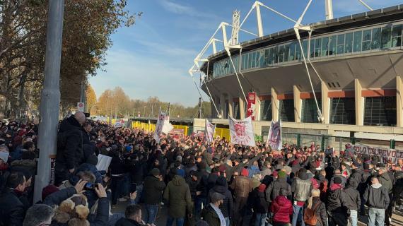 Alle 15 Torino-Monza. Ma prima la contestazione dei tifosi granata: le immagini fuori dallo stadio