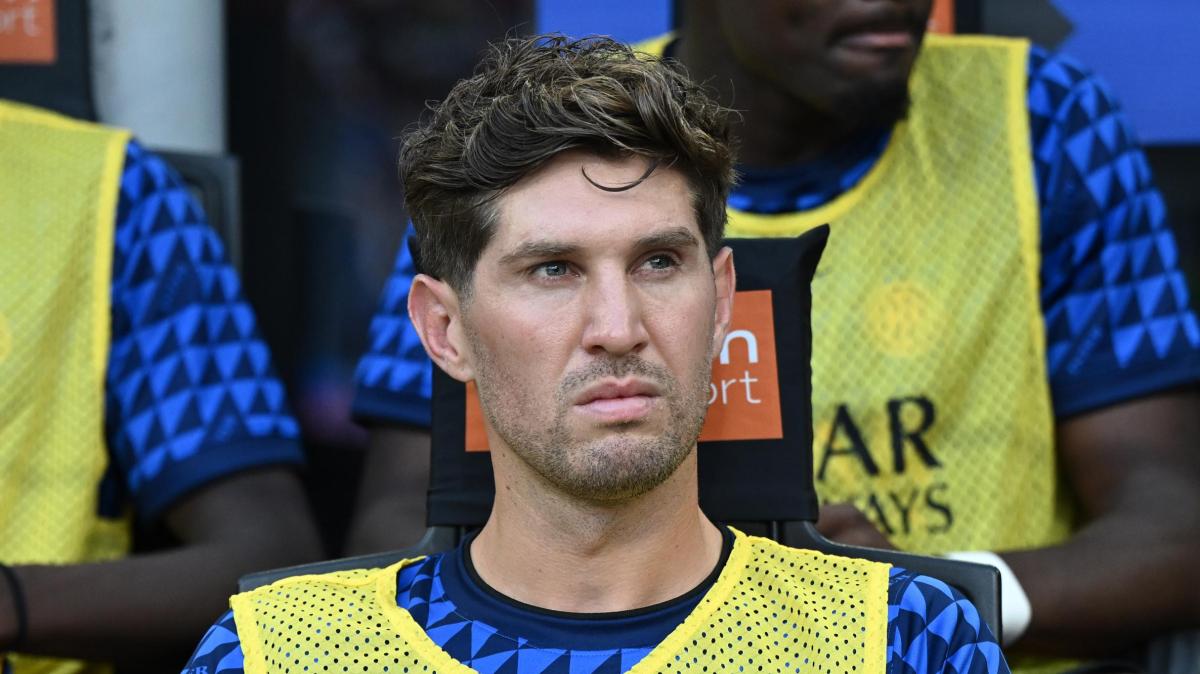 Applausi per Stones all'ingresso in campo a San Siro. Chivu gli concede l'ultimo quarto d'ora