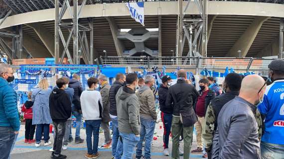 Napoli, gli omaggi dei tifosi a Maradona saranno conservati all'interno del San Paolo