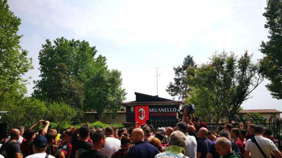 TMW - Si raduna il Milan: le immagini dei tifosi in attesa dell'allenamento