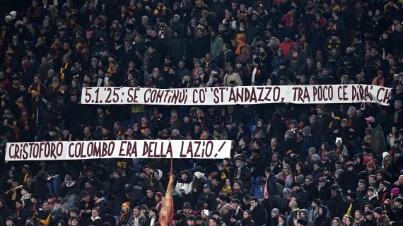 I tifosi della Roma e lo striscione sul caso della settimana: "Juan, tieni duro"