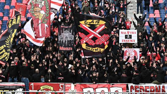 Monza, striscioni dei tifosi contro il mercato del club: "Siamo su scherzi a parte?"