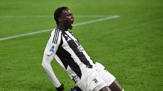 Scena curiosa in PSV-Juventus: tifoso olandese offre birra a Weah durante la revisione VAR