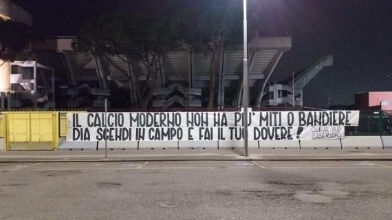 "Dia scendi in campo e fai il tuo dovere". Salernitana, striscione dei tifosi contro l'attaccante