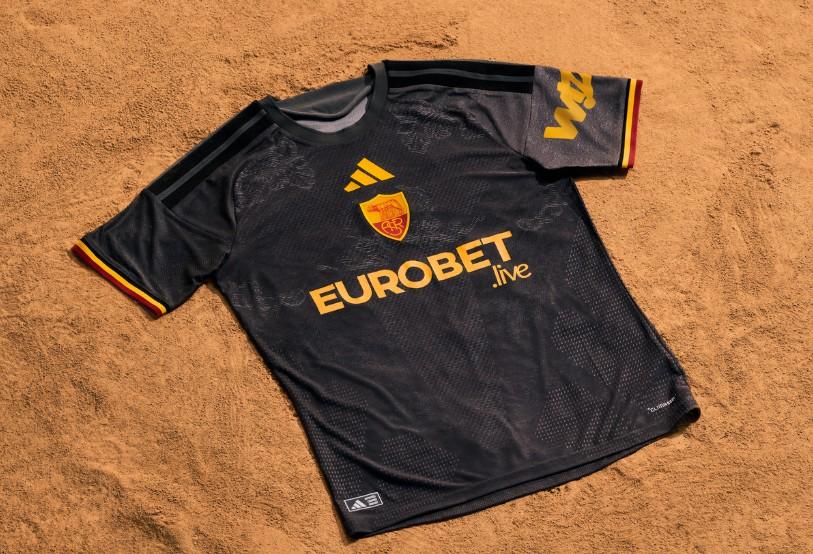 Roma, presentata la terza maglia: sarà nera con inserti giallorossi