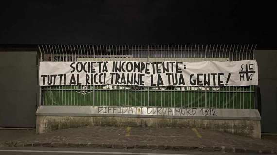 Sassuolo, altro striscione dei tifosi: "Società incompetente. Tutti al Ricci tranne la tua gente"
