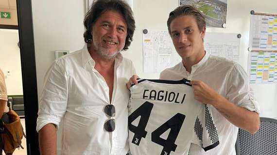 TMW - Juventus, c'è la firma di Fagioli: le foto dopo il rinnovo fino al 2026