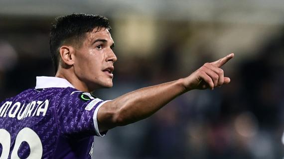 Espulso Zalewski, gol di Martinez Quarta: all'Olimpico tutto ribaltato, Roma-Fiorentina 1-1