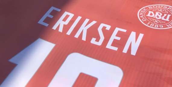 Danimarca, omaggio a Eriksen: maxi-maglietta col numero 10 allo stadio Parken 