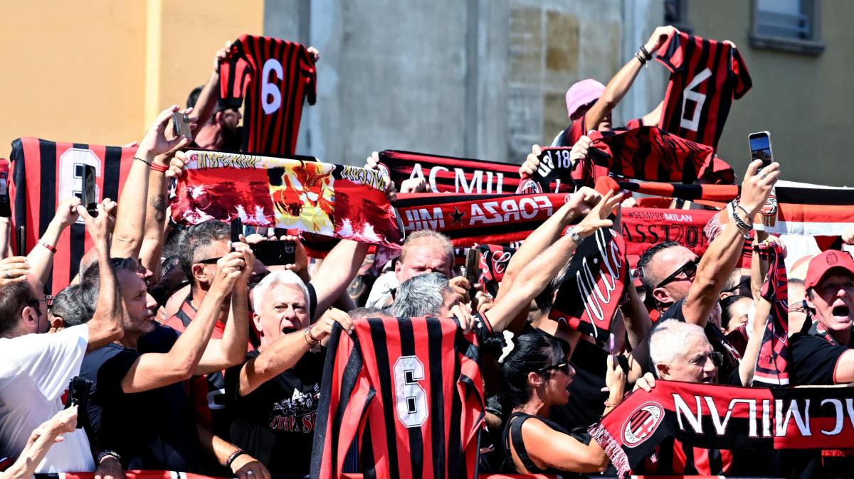 Funerali Baresi, l'uscita del feretro dalla basilica accompagnato dai suoi compagni tra i cori dei tifosi